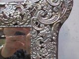 une personne en train de prendre une photo d'un miroir avec son téléphone portable