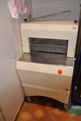 une machine qui se trouve dans le coin d'une pièce