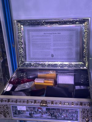 une boîte en argent contenant une photo
