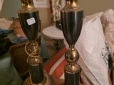 deux bougies posées sur une table dans le salon