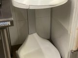 des toilettes blanches et un lavabo dans une petite pièce
