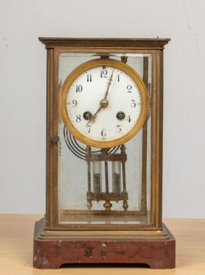 une horloge posée sur une table en bois