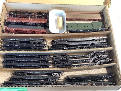 une boîte contenant de nombreux types de petits trains différents
