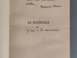 un livre ouvert avec une écriture dessus, posé sur une table