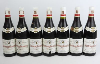 six bouteilles de vin rouge alignées