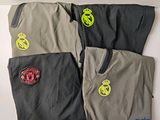 trois t-shirts pour homme posés sur une table blanche