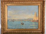 une peinture à l'huile représentant des bateaux sur l'eau, avec un phare en arrière-plan
