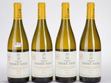 trois bouteilles de vin sont alignées sur une surface blanche