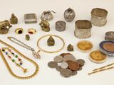 un grand nombre d'objets posés sur une table