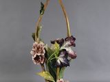 un gros plan d'un vase contenant des fleurs, posé sur une table