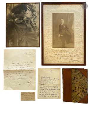une vieille photo d'une femme portant un chapeau et tenant un livre