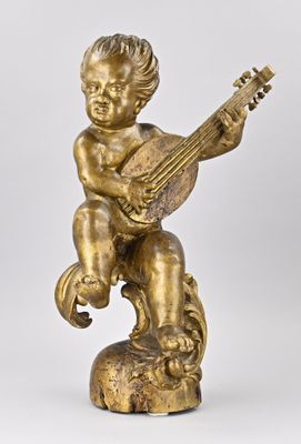 une figurine en or représentant un enfant jouant de la guitare