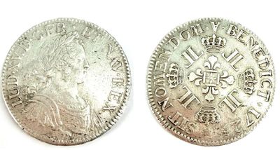 deux pièces d'argent, l'une ornée d'une couronne et l'autre d'une croix