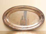 un miroir posé sur une table sur laquelle se trouve un vase
