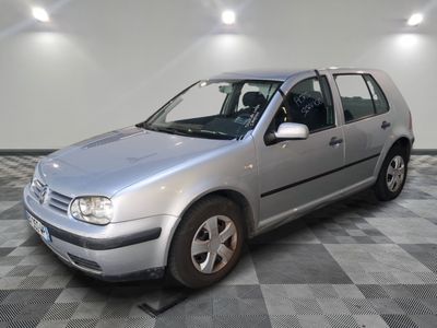 la photo d'une voiture argentée garée dans un garage
