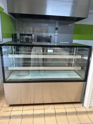 une vitrine en verre au milieu d'une cuisine