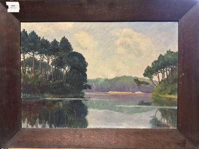 une peinture à l'huile représentant un lac avec des arbres en arrière-plan