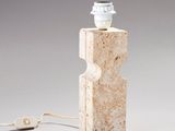 une lampe posée sur un bloc de pierre