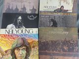 trois albums de Neil Young et « Neil Young on a Bed »