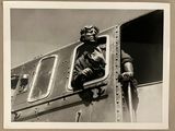 photographie en noir et blanc d'un homme assis à la fenêtre d'un train