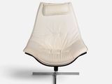 une image représentant une chaise blanche avec un piètement noir sur fond blanc