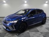 Une Toyota C-HR bleue est garée sur un sol à damier