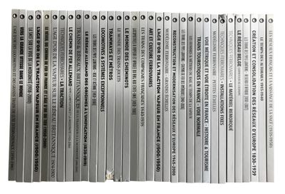 un gros plan sur une pile de livres posés sur une surface blanche
