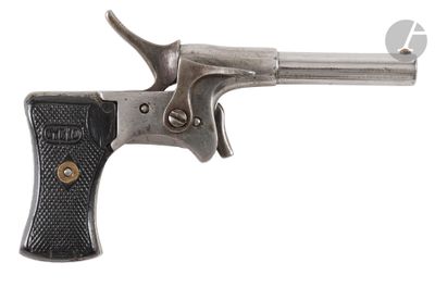 un vieux fusil avec une poignée en bois sur fond blanc