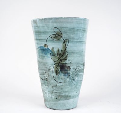 un vase bleu orné d'un dragon, posé sur un fond blanc