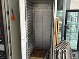 une photo d'un four professionnel contenant un panier rempli d'aliments