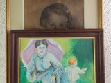 un tableau représentant une femme tenant un parapluie, à côté d'un tableau représentant un enfant