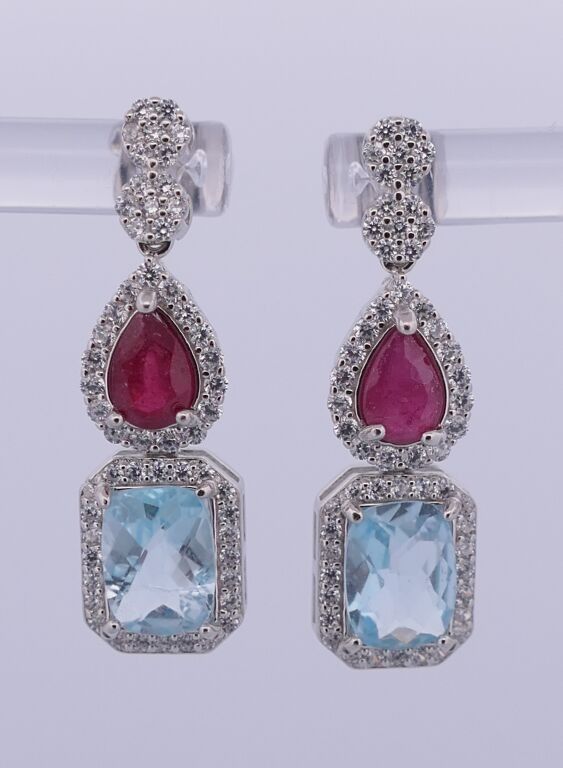 Paire de pendants d'oreilles en argent,agrémentée de rubis facetté,de topaze et de petites pierres blanches.PB:5gr.