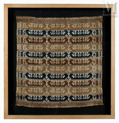 une photo encadrée représentant un morceau de tissu orné d'un motif