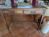 une table en bois sur laquelle sont posées deux lampes