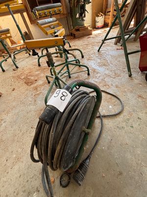 de nombreux outils qui traînent par terre dans la pièce