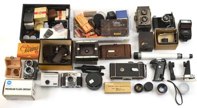 beaucoup de vieux appareils photo et d'autres objets sur la table