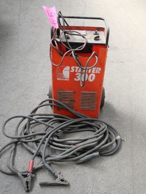 une machine posée par terre à côté d'un enchevêtrement de fils