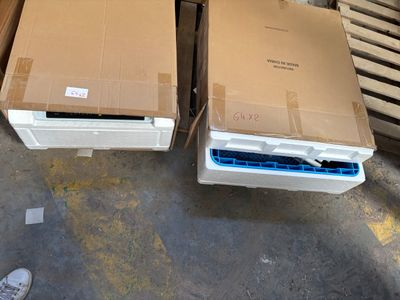 deux cartons posés sur une palette dans un entrepôt
