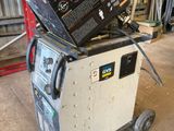 une machine posée sur un chariot dans le garage