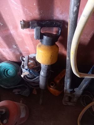 a hose that is attached to a wall next to a hose