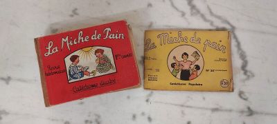 Voici deux livres pour enfants posés sur une surface en marbre