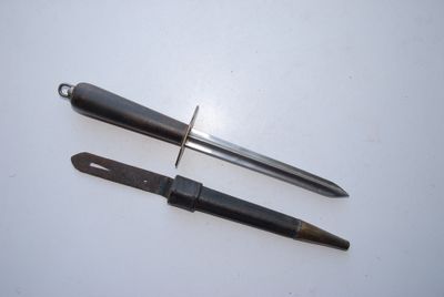 deux types de couteaux différents sur une surface blanche