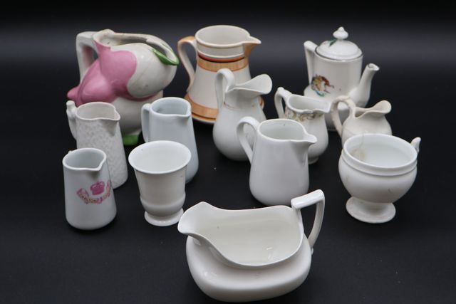 Lot de petits pots à lait (3 accidentés), un pot Sandoz (recollé ...