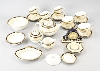 de nombreux types de tasses à thé et de soucoupes sur la table