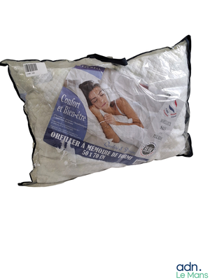 un oreiller emballé dans du plastique sur un fond blanc