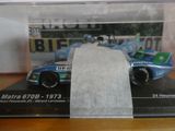 une maquette de voiture de course bleue dans une vitrine