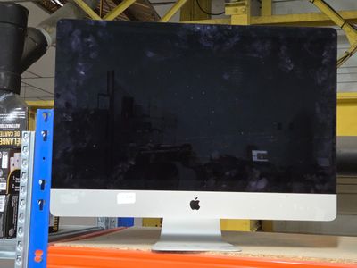 un écran d'ordinateur posé sur une étagère dans un magasin