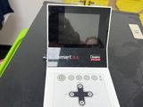 un petit appareil électronique blanc posé sur une table