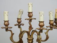 Paire de flambeaux en métal doré à cinq bras de lumière, les… (photo 5)