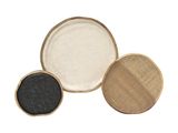 trois plateaux ronds en bois avec des couvercles noirs et blancs, sur fond blanc